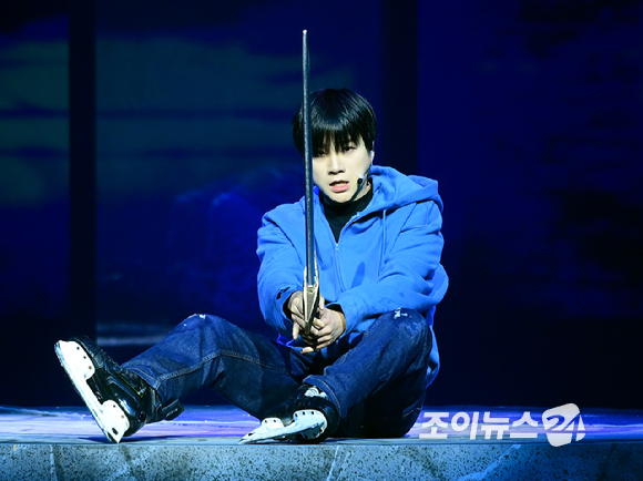 그룹 iKON 김진환이 23일 오후 서울 목동아이스링크에서 열린 뮤지컬 '나 혼자만 레벨업 on ICE' 프레스콜에서 열연하고 있다. [사진=정소희 기자]