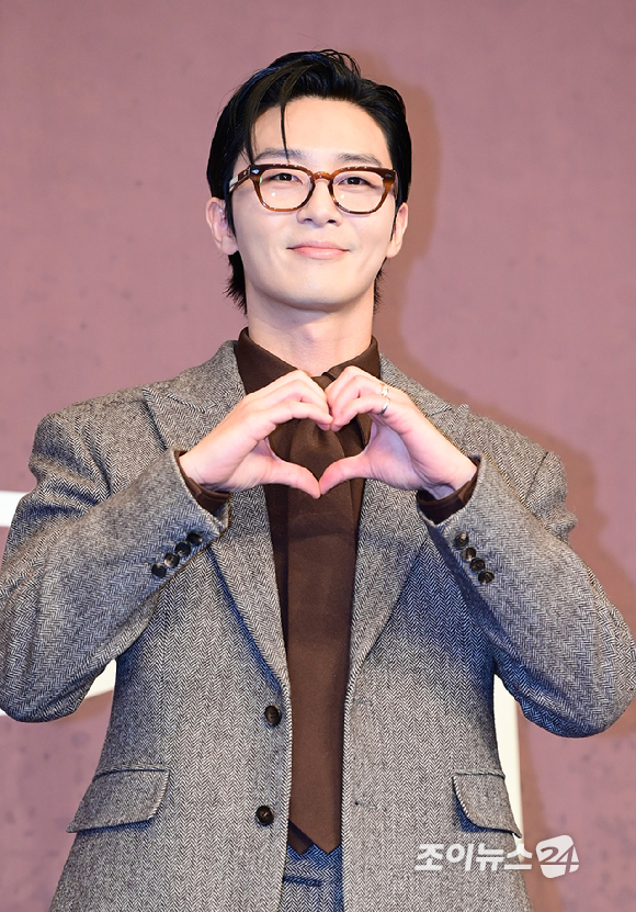 배우 박서준과 원지안이 4일 오후 서울 구로구 더링크서울 트리뷰트포트폴리오 호텔에서 열린 JTBC 새 토일드라마 '경도를 기다리며' 제작발표회에 참석하고 있다. [사진=정소희 기자]