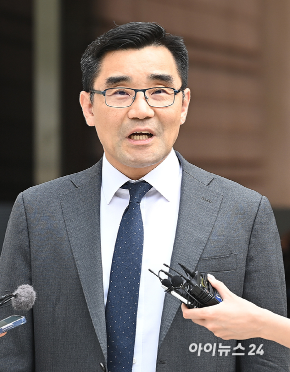 내란중요임무종사, 직권남용권리행사방해 혐의로 재판에 넘겨진 박성재 전 법무부 장관이 징역 25년을 선고받고 증거 인멸의 우려가 있다며 법정구속을 받은 가운데 장우성 내란특검팀 특검보가 22일 오후 서울 서초구 중앙지방법원에서 박성재 전 법무부 장관 1심 선고 내용에 대한 입장을 밝히고 있다. [사진=곽영래 기자]