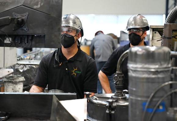 미국 애리조나주에 위치한 우르빅스(Urbix)의 사업장에서 직원들이 흑연 정제 과정을 살펴보고 있다. [사진=우르빅스]