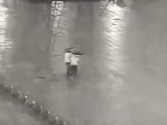 지난 13일 저녁 중국 북동부 랴오닝성 진저우(錦州)의 북역 기차역 광장에서 우산을 쓴 남성 2명이 걸어가던 중 벼락을 맞았다. [사진=SNS 캡쳐]