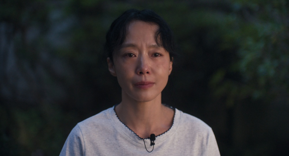 배우 조인성, 조여정이 25일 오전 서울 마포구 호텔 나루 서울 엠갤러리에서 진행된 넷플릭스 영화 '가능한 사랑'(감독 이창동) 제작보고회에 참석해 포즈를 취하고 있다. [사진=문수지 기자]