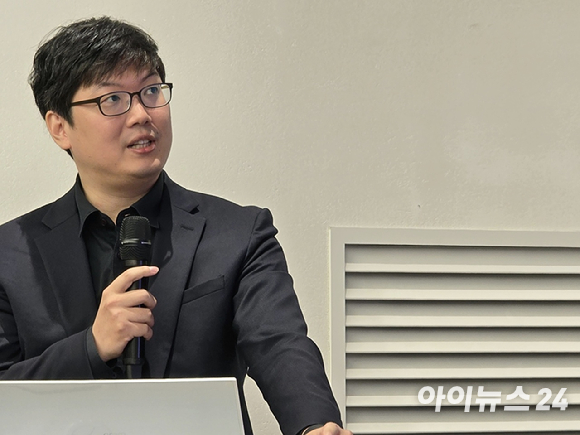 송창종 과학기술정보통신부 디바이스AX혁신팀장이 1일 서울 광화문 KT 웨스트(West) 빌딩에서 열린 기자스터디에서 '피지컬 AI 핵심 경쟁력 확보 전략'을 주제로 발표하고 있다. [사진=안세준 기자]