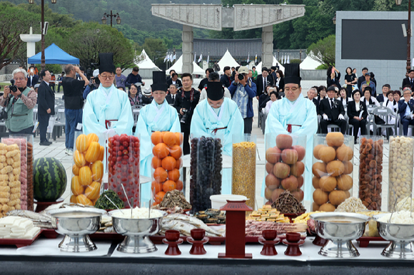 5&middot;18 민주화운동 45주년을 하루 앞둔 17일 광주 북구 운정동 국립 5&middot;18 민주묘지에서 오월 영령의 넋을 기리기 위한 추모 제례가 진행되고 있다. [사진=연합뉴스]