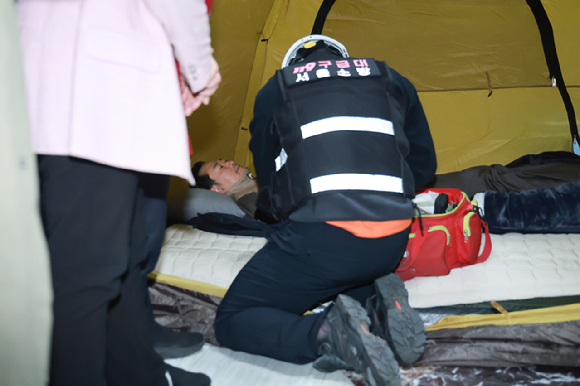 21일 국회 로텐더홀 단식 농성장에서 구급대원이 통일교&middot;공천헌금 '쌍특검' 수용을 요구하며 이레째 단식 중인 국민의힘 장동혁 대표의 바이탈을 체크하고 있다. [사진=연합뉴스]