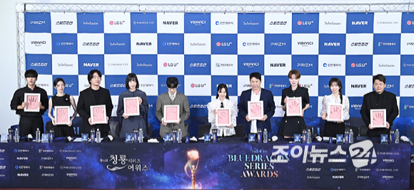 배우 이정하, 고윤정, 안재홍, 금해나, 임시완, 박보영, 개그맨 신동엽, 장도연, 배우 윤가이, 크리에이터 곽준빈이 25일 오전 서울 영등포구 CGV 여의도에서 열린 청룡시리즈어워즈 핸드프린팅 행사에서 포토타임을 갖고 있다. [사진=곽영래 기자]
