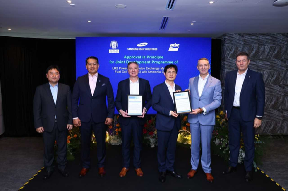 왼쪽부터 김동주 삼성중공업 기술영업팀장, 자히드 오스만 MISC CEO, 닉 포터 AET CEO, 장해기 삼성중공업 기술개발본부 부사장, 알렉스 그렉 스미스 BV선급 선임 부사장, 드라고 핀테릭 BV선급 부사장이 최근 말레이시아 쿠알루룸푸르에서 열린 암모니아 기반 수소 연료전지 추진 원유운반선&rsquo; 관련 기본설계 인증(AIP) 수여식 기념촬영을 하고 있다. [사진=삼성중공업]