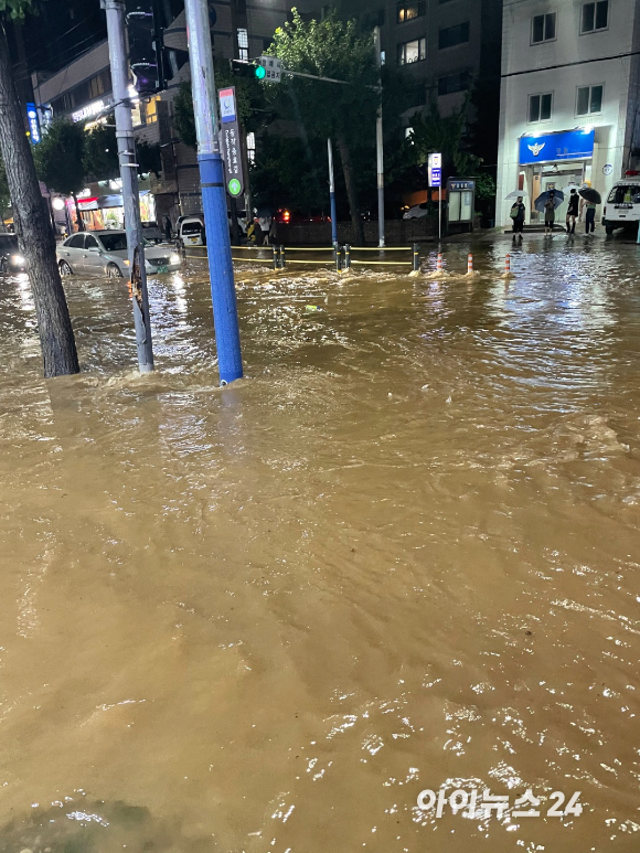 서울과 수도권 등 중부지방에 폭우가 쏟아지고 있는 8일 밤 서울 동작구 상도동 인근 도로가 물에 잠겨 있다. [사진=독자 제공]