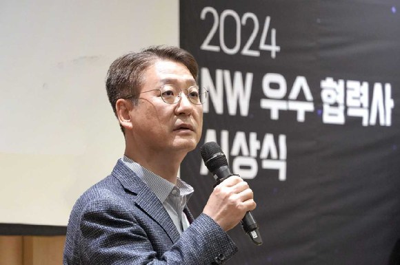 권준혁 LG유플러스 네트워크부문장이 14일 열린 '2024 네트워크 우수 협력사 시상식'에서 발언하고 있는 모습. [사진=LGU+]