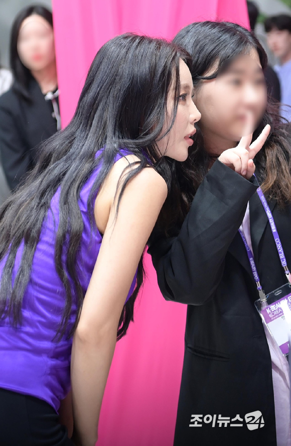 가수 홍진영이 12일 오후 경기 일산 킨텍스에서 열린 K-뷰티엑스포 코리아 2023(대한민국뷰티박람회)에 자신이 론칭한 뷰티 브랜드 '시크 블랑코'의 대표로 참가해 방문객들과 인사하고 있다. [사진=정소희 기자]