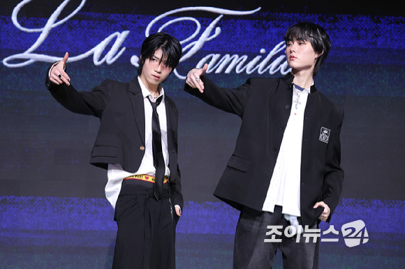 그룹 초코1(ChoCo1) 예찬, 태조가 24일 오후 서울 마포구 상암동 쇼킹케이팝센터에서 열린 초코엔터테인먼트 첫 패밀리 앨범 '초코 라 파밀리아(ChoCo La Familia)' 발매 기념 쇼케이스에 참석해 포즈를 취하고 있다. [사진=문수지 기자]