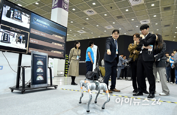 이세돌 전 프로 바둑기사가 22일 서울 강남구 코엑스에서 열린 2026 월드IT쇼에서 마음AI 부스를 둘러보고 있다. [사진=곽영래 기자]