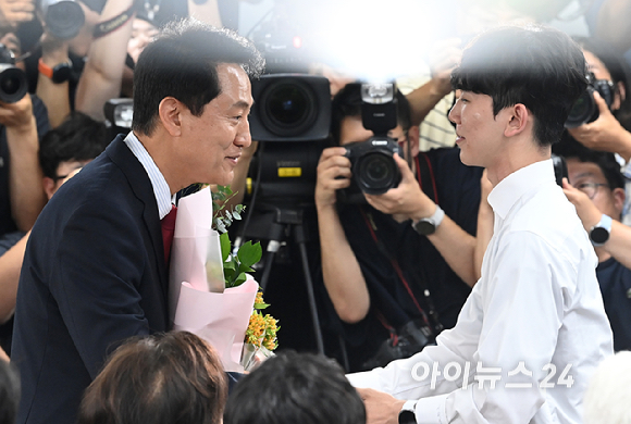 국민의힘 오세훈 서울시장 후보가 제9회 전국동시지방선거일 다음날인 4일 서울 종로구 대왕빌딩에 마련된 선거사무소에서 꽃다발을 받고 있다. [사진=곽영래 기자]