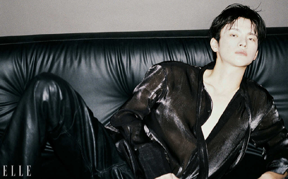 배우 서인국이 화보 촬영에서 포즈를 취하고 있다. [사진=엘르코리아]