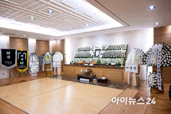 향년 91세를 일기로 별세한 원로 배우 겸 전 국회의원 이순재의 빈소가 25일 서울아산병원 장례식장에 마련됐다. 고인의 영정사진 모습. [사진=사진공동취재단]