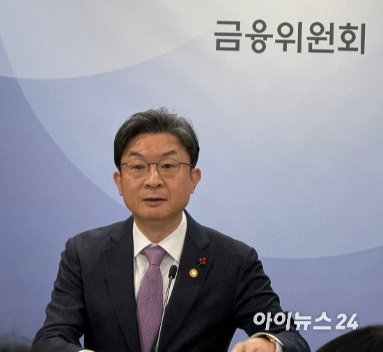 이억원 금융위원장이 28일 정부 서울청사에서 열린 월례 기자간담회에서 발언하고 있다. [사진=신수정 기자]