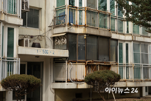 서울 노원구 상계주공5단지는 1987년 준공된 5층짜리 노후 아파트다. 현재 재건축이 진행 중이며, 한화 건설부문이 시공사로 선정돼 최고 35층, 5개 동, 총 996가구 규모의 단지로 탈바꿈되고 있다. 2026.02.26 [사진=김민지 기자]