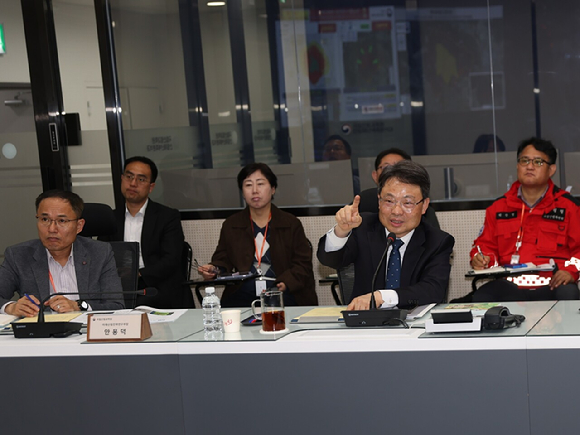 박은식 산림청장(앞줄 오른쪽)이 10일 국립산림과학원에서 산림재난예측분석체계를 점검하고 있다 [사진=산림청 ]