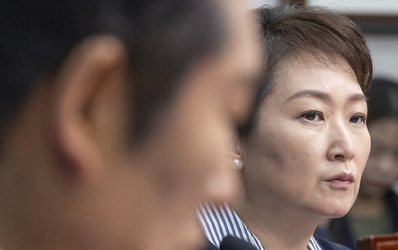 더불어민주당 이언주 최고위원이 24일 국회에서 열린 최고위원회의에서 이날 예정된 당무위원회에서 논의될 '당원 1인 1표제' 관련해 제고 요청을 하는 발언을 하고 있다. 2025.11.24 [사진=연합뉴스]