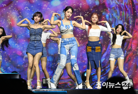 그룹 비비지가 6일 오후 서울 광진구 광장동 예스24라이브홀에서 열린 두 번째 미니앨범 '서머 바이브(Summer Vibe)' 발매 기념 쇼케이스에서 공연을 하고 있다. [사진=김성진 기자]