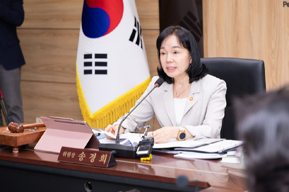 송경희 개인정보위원장이 지난 22일 정부서울청사에서 제22회 개인정보보호위원회 전체회의를 주재하고 있다. [사진=개인정보위원회]