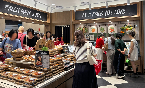델리바이애슐리 매장에서 고객들이 제품을 고르고 있다. [사진=이랜드이츠]