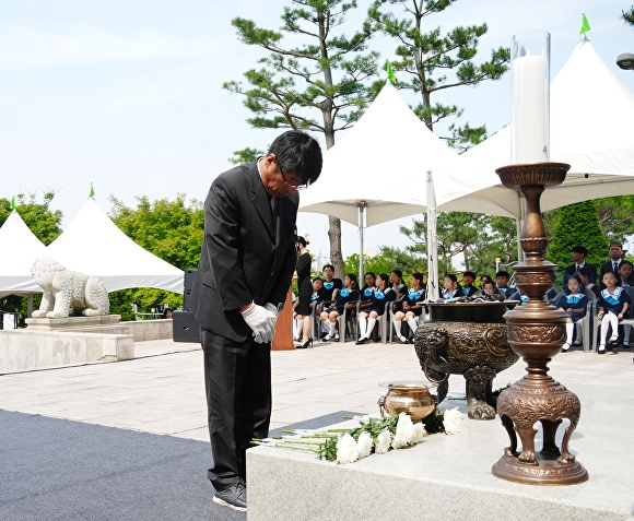 오늘 유승영 의장이 평택호 현충탑에서 열린 제69회 현충일 추념식에 묵념을 하고 있다. [사진=평택시의회]