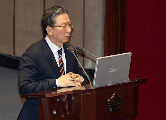 정성호 법무부 장관이 9일 정치&middot;외교&middot;통일&middot;안보 분야 대정부질문이 열린 국회 본회의장에서 국민의힘 주호영 의원의 질문에 답하고 있다. [사진=연합뉴스]