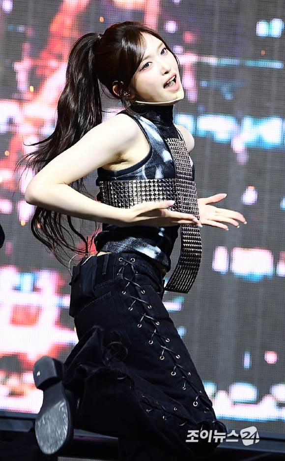 그룹 아이브 이서가 23일 오후 서울 광진구 광장동 예스24라이브홀에서 열린 아이브(IVE) 정규 2집 '리바이브 플러스'(REVIVE+) 발매 기념 쇼케이스에서 '블랙홀' 무대를 선보이고 있다. [사진=정소희 기자]