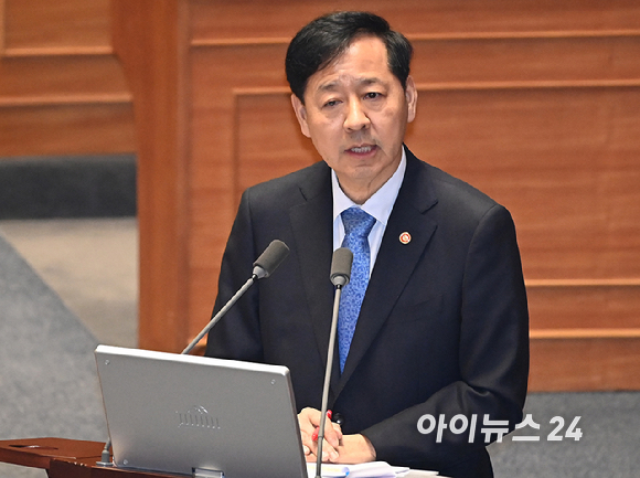 구윤철 경제부총리 겸 기획재정부 장관이 17일 서울 여의도 국회에서 열린 본회의에서 경제 분야 관련 대정부질문에서 질의에 답변하고 있다. [사진=곽영래 기자]