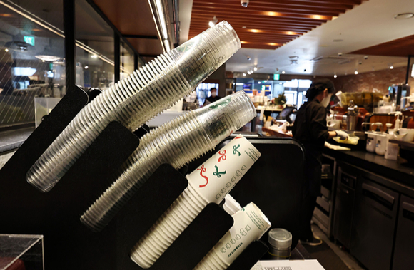 서울 시내의 한 카페에 일회용 플라스틱컵이 쌓여있다. [사진=연합뉴스]