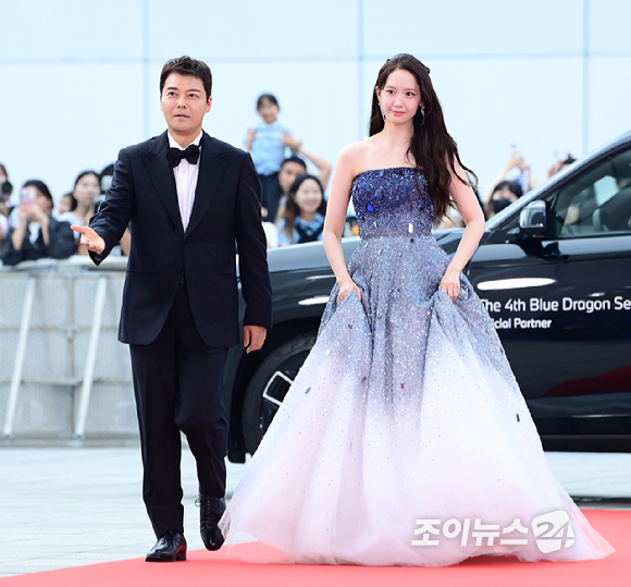 방송인 전현무와 배우 임윤아가 18일 오후 인천광역시 파라다이스 시티에서 열린 제4회 청룡시리즈어워즈 레드카펫 행사에 시상식 MC로 참석하고 있다. [사진=정소희 기자]
