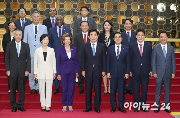 김진표 국회의장과 낸시 펠로시 미국 하원의장이 4일 서울 여의도 국회에서 공동언론 발표를 통해 회담 결과를 발표한 뒤 참석자들과 함께 기념 촬영을 하고 있다. [사진=김성진 기자]