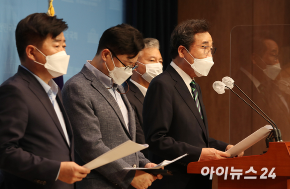 더불어민주당 대선주자인 이낙연 전 대표가 11일 서울 여의도 국회 소통관에서 교육분야 부분 공약을 발표하고 있다.  