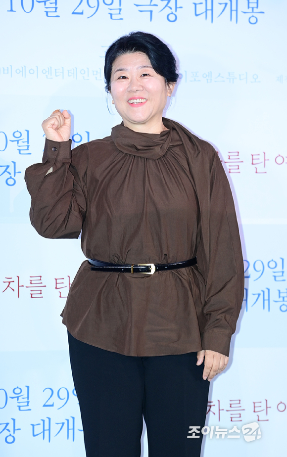 배우 이정은이 27일 오후 서울 CGV 용산아이파크몰에서 열린 영화 '하얀 차를 탄 여자'(감독 고혜진) 언론시사회에 참석하고 있다. [사진=정소희 기자]