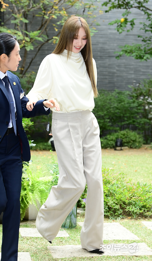 배우 이성경이 29일 오후 서울 강남구 청담 Villa 15에서 열린 론진 마스터 컬렉션 론칭 이벤트 행사에 참석하고 있다. [사진=정소희 기자]