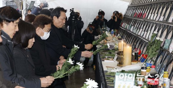 우상호 이태원 참사 국정조사 특별위원회 위원장을 비롯한 여야 국조특위 위원들이 21일 오전 서울 녹사평역 희생자 시민분향소를 조문하고 있다. [사진=김성진 기자]