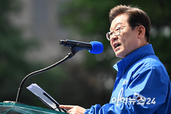 더불어민주당 이재명 대선 후보가 6·3 대통령선거 공식 선거운동 첫날인 12일 '빛의 혁명'을 상징하는 공간인 서울 광화문 청계광장에서 첫 유세를 시작하며 두 팔을 번쩍 들고 있다.