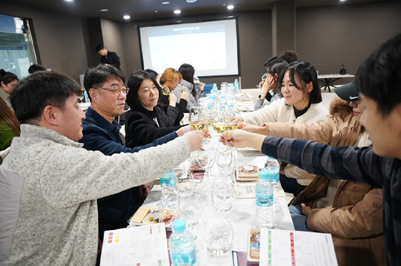 과천 푸르지오 라비엔오 입주민들이 와인을 시음하고 있다. [사진=대우건설]