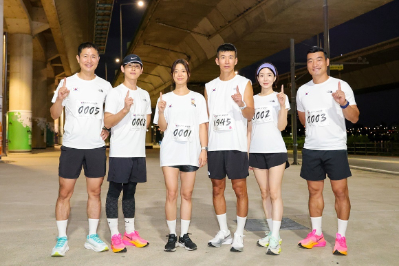 가수 션이 8월 15일 광복절을 맞아 81.5km 마라톤 완주에 성공, 기부금 15억여 원을 모집했다.  러닝 크루인 '언노운 크루'의 전 축구 국가대표 이영표와 조원희, 배우 임시완, 윤세아, 임세미 등이 힘을 합쳤다.  [사진=YG]