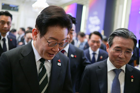 이재명 대통령이 21일 청와대 영빈관에서 열린 신년기자회견을 마친 뒤 행사장을 나서고 있다. 2026.1.21 [사진=연합뉴스]