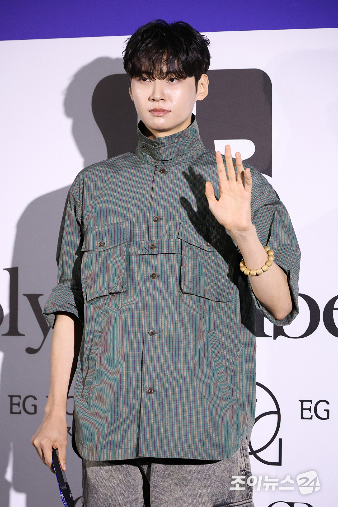 가수 이진혁이 1일 오후 서울 중구 동대문디자인플라자에서 진행된 2027 S/S 서울패션위크 '홀리넘버세븐' 컬렉션에 참석해 포즈를 취하고 있다. [사진=문수지 기자]