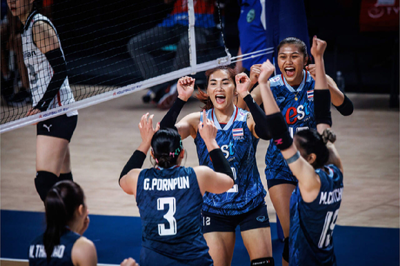 태국여자배구대표팀 선수들이 4일(한국시간) 튀르키예 안탈리아에서 열린 FIVB 주최 2023 VNL 1주차 한국전에서 득점을 올린 뒤 기뻐하고 있다. 태국은 이날 한국에 세트 스코어 3-0으로 이겼다. [사진=국제배구연맹(FIVB)]