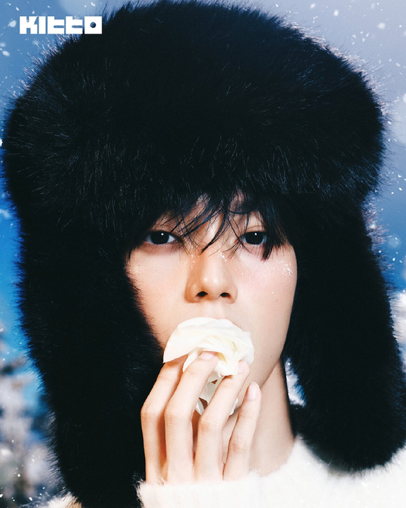 최립우가 화보 촬영에서 포즈를 취하고 있다. [사진=Kitto]