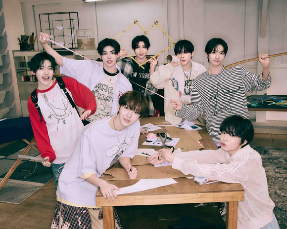 &apos;JYP 신인&apos; 킥플립, 엉뚱발랄 유쾌 에너지…7人7色 비주얼