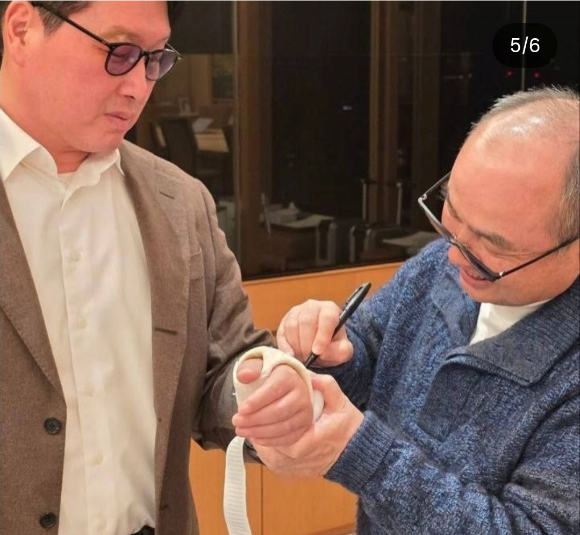 최태원 SK그룹 회장의 손목 깁스에 젠슨 황 엔비디아 CEO가 응원 메시지를 남긴 모습. [사진=최태원 인스타그램 캡처]
