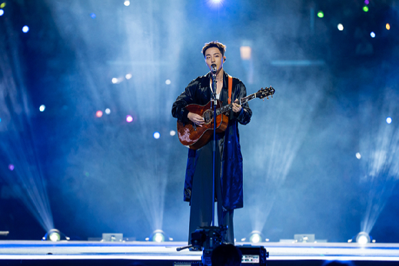 가수 로이킴이 지난 1일(현지시간)부터 3일까지 미국 로스앤젤레스 크립토닷컴 아레나에서 열린 K-팝 팬&아티스트 페스티벌 '케이콘 엘에이 2025(KCON LA 2025)' 무대에서 열띤 공연을 펼치고 있다. [사진=CJ ENM]