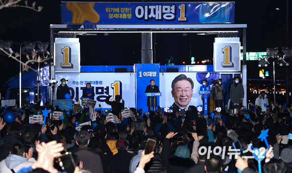 이재명 더불어민주당 대선후보가 4일 오후 서울 강동구 상일동 강동아트센터에서 열린 "강동의 선택은 이재명입니다!" 강동 유세에서 지지 호소를 하고 있다. [사진=김성진 기자]