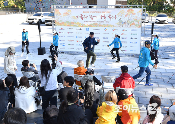 박상신 (사)한국노르딕워킹협회 회장이 17일 서울 우이동 만남의광장에서 진행된 '스타 더윈드와 함께 하는 팬트레킹-제14회 희망찾기 등산&middot;트레킹 교실' 개막식에서 노르딕워킹을 강연하고 있다. [사진=곽영래 기자]