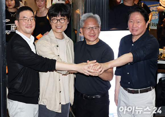 네이버-엔비디아, 기가와트급 AI 팩토리 추진⋯젠슨 황, 네이버 1784 방문 [종합]